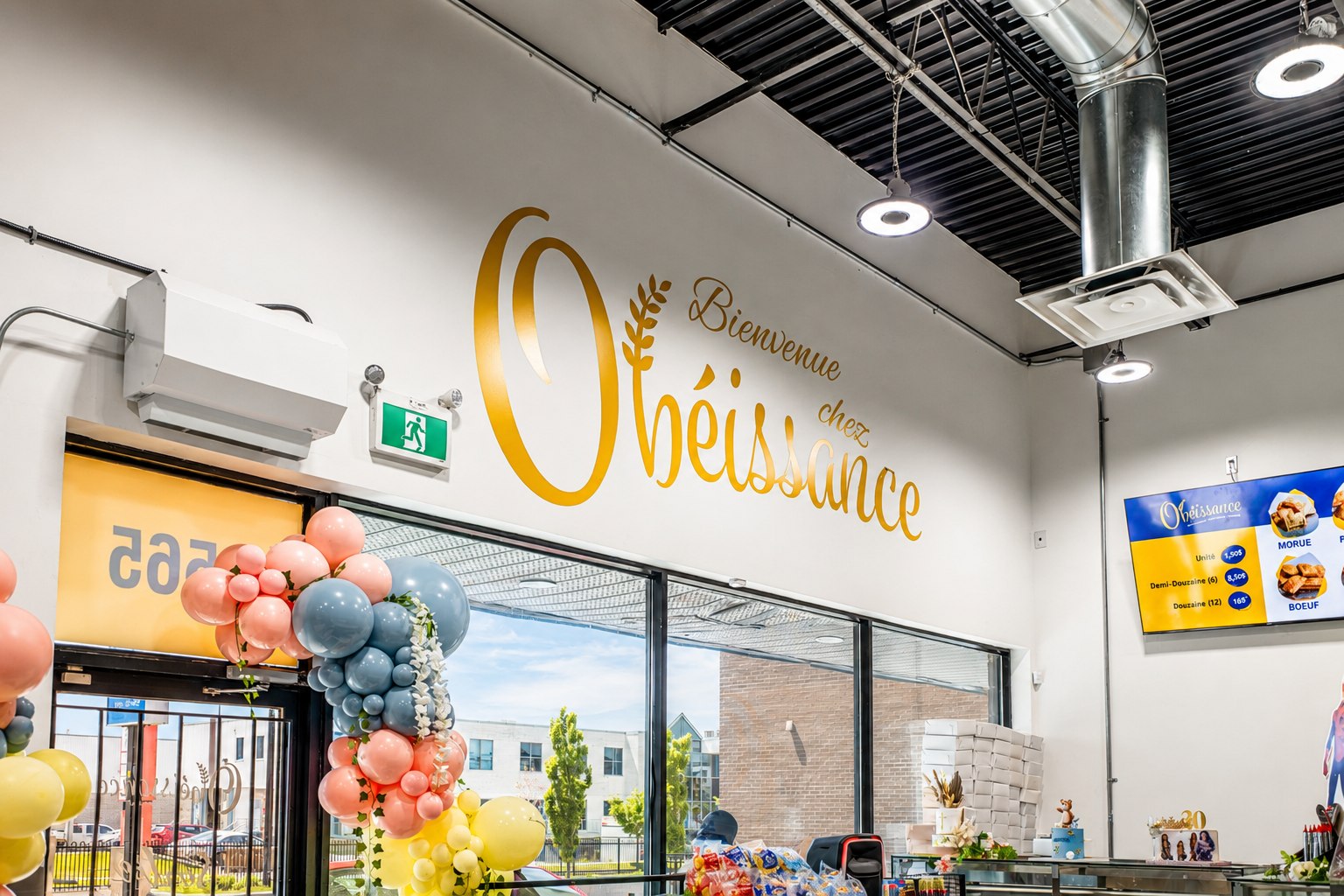 Entrée du magasin Obéissance à Montréal, mur Bienvenue chez Obéissance