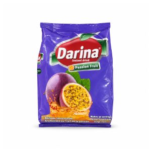 Sachet violet de 750 g de boisson instantanée au fruit de la passion Darina sur fond blanc