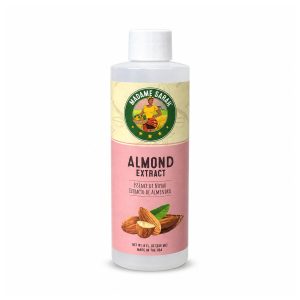 Flacon de 236 ml d’extrait d’amande Madame Sarah sur fond blanc